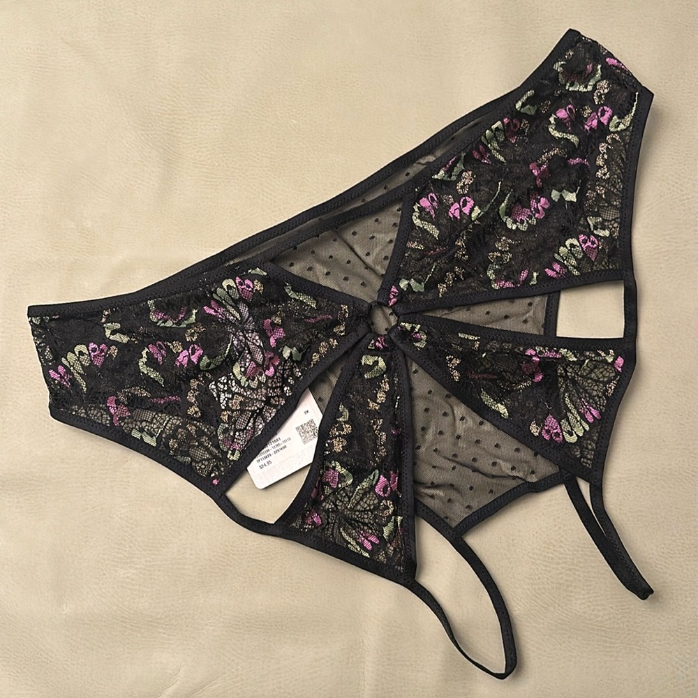 BUTTERFLY WINGS LACE & MESH CROTCHLESS PANTY